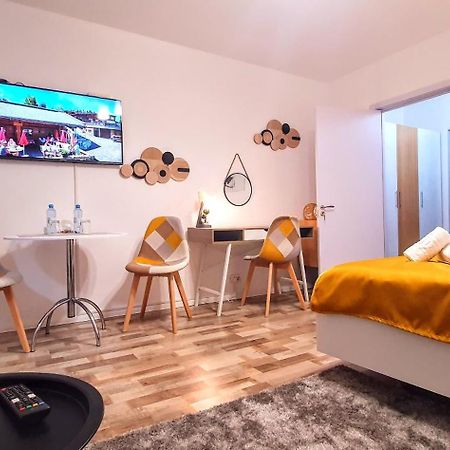 The Yellow King - Luxurious Apartment Бухарест Экстерьер фото